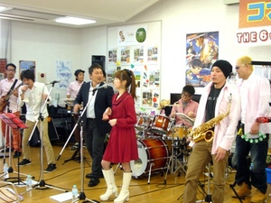 地元バンドによる演奏♪