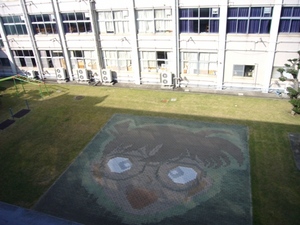 大栄小学校の中庭には…